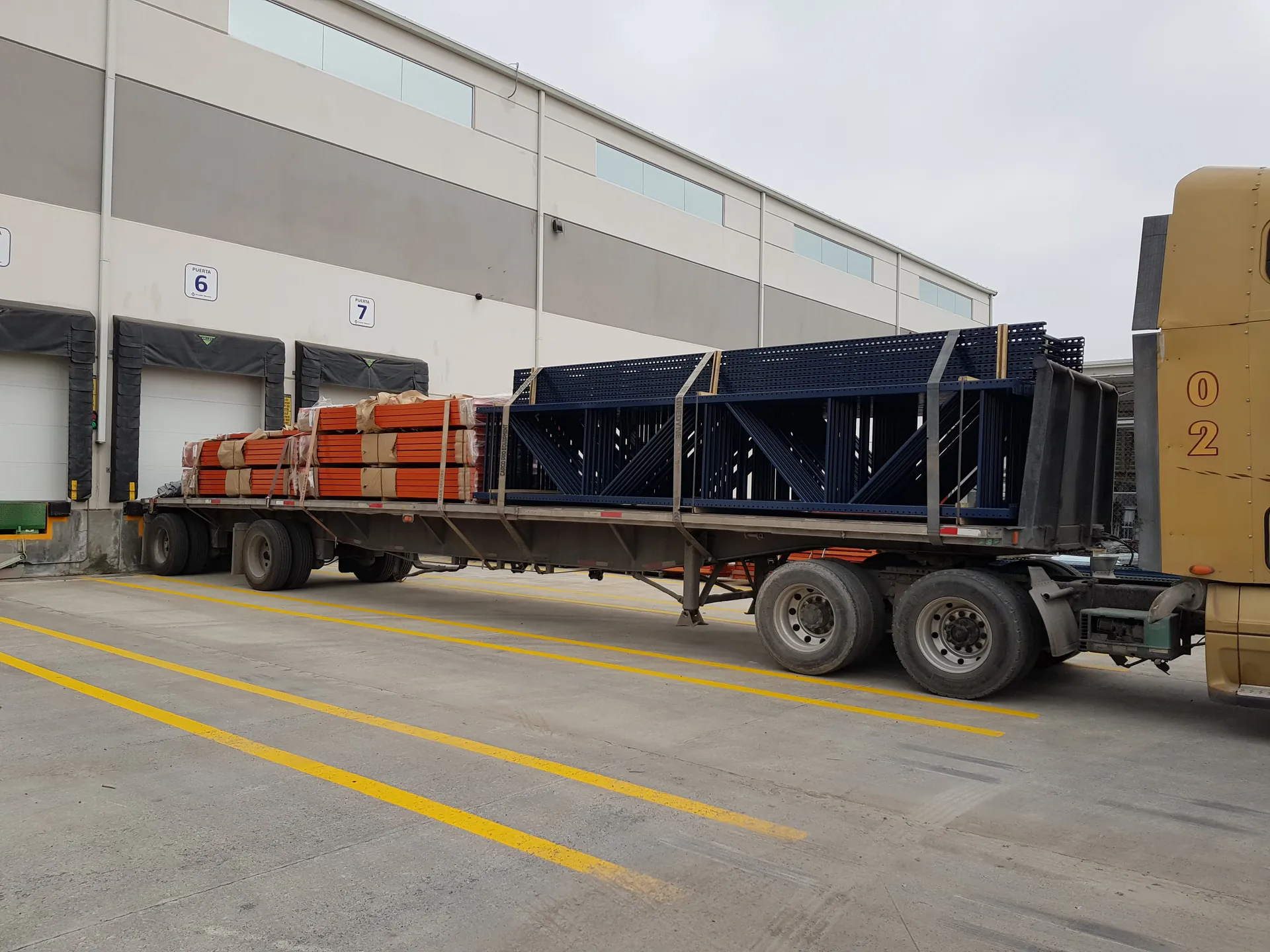 Entrega de material de racks en obra